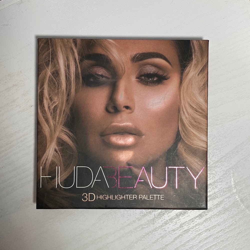 Huda beauty 3D highlighter palette (pink sands edition)